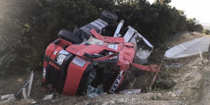 Devrilen tankerin sürücüsü yaralandı, 20 ton süt yol kenarına aktı