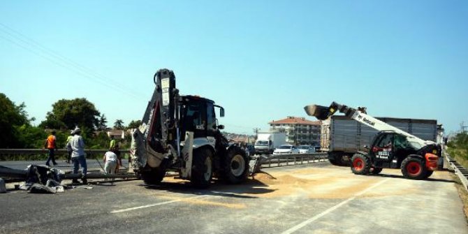 Devrilen TIR'daki buğday yola saçıldı