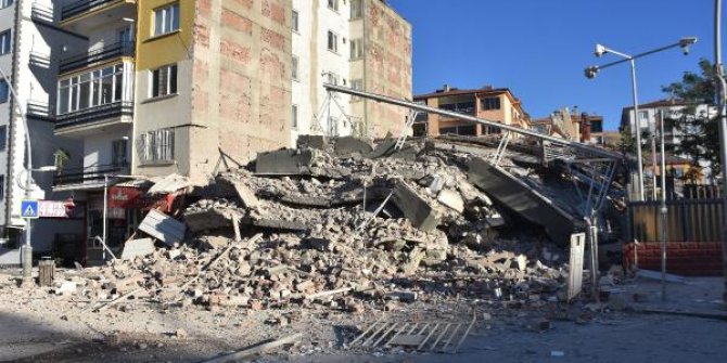Depremde hasar gören bina, yıkım sırasında çöktü