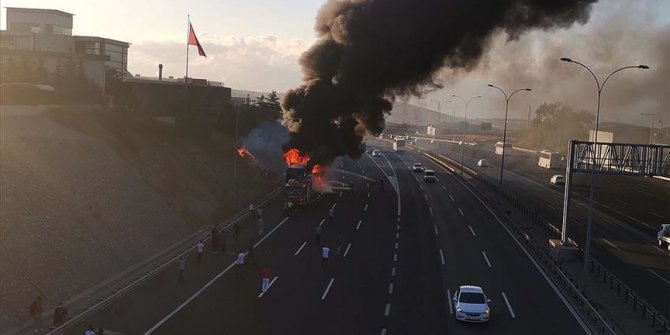 Kocaeli'de seyir halindeki yolcu otobüsü yandı