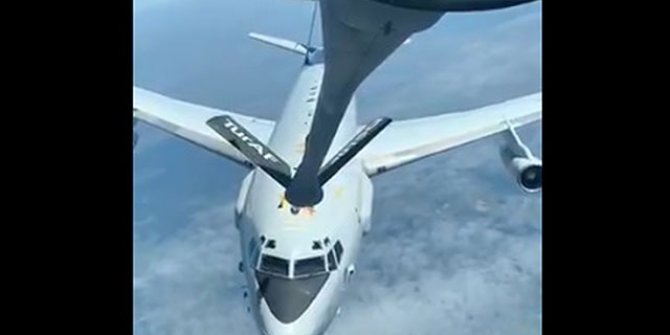 Hava Kuvvetleri'ne ait tanker uçaktan, NATO uçağına yakıt ikmali
