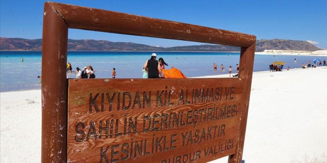 Salda Gölü'nden kil alanlara 392 lira ceza uygulanıyor