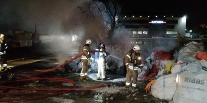 Sultangazi'de açık alanda depolanan tekstil malzemeleri yandı