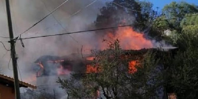 Amasya'da korkutan yangın; 4 ev küle döndü