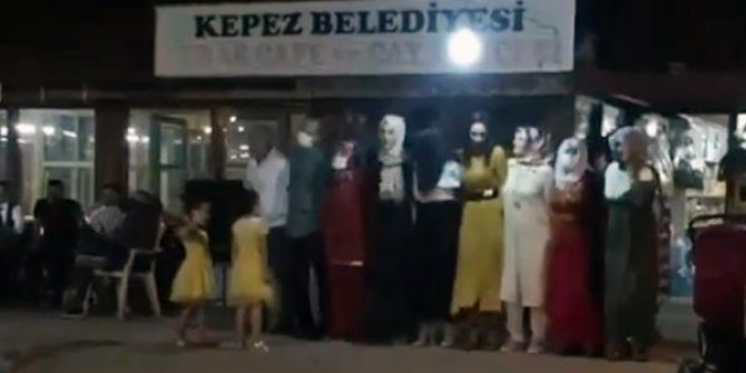 Antalya'da tedbirsiz düğün ve kına gecesi