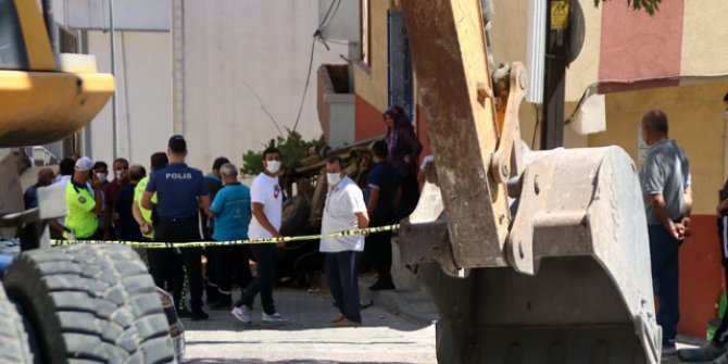 Kağıthane'de faciadan dönüldü; Kayan iş makinası eve girdi