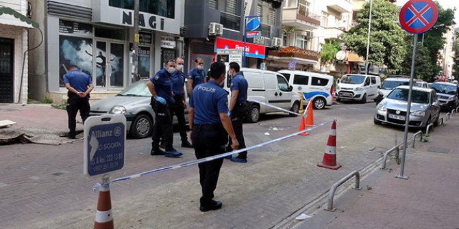 Ev arkadaşıyla birbirlerini bıçakladı, yardım istemek için sürünüp sokağa çıktı