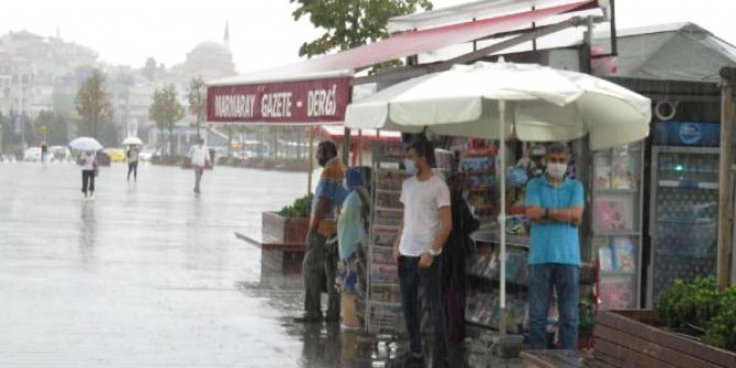 Üsküdar'da yağmura hazırlıksız yakalandılar
