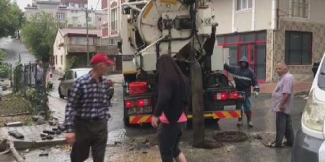 Arnavutköy'de ev ve işyerlerini su bastı
