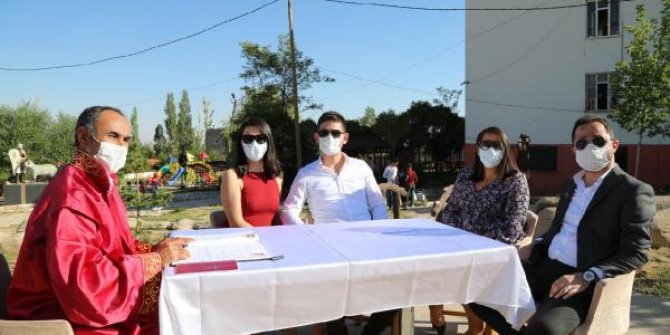 Koronavirüsü yenen doktorlar, nikah masasına oturdu