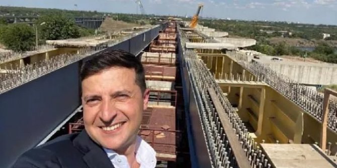 Devlet başkanı Türk şirketinin yaptığı köprü inşaatını gezdi, selfie çekti
