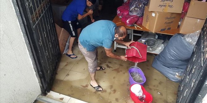Arnavutköy'de yağış nedeniyle iş yerlerini su bastı