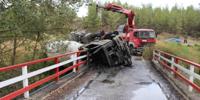 Devrilen beton mikseri alev aldı