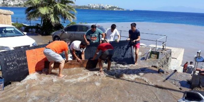 Bodrum’da yine su borusu patladı; denizin rengi değişti