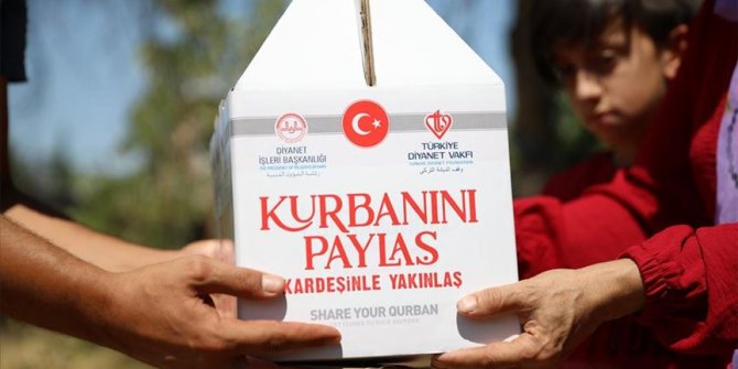 TDV, Sarıçam Geçici Barınma Merkezi'ndeki 22 bin mülteciye kurban eti ulaştırdı