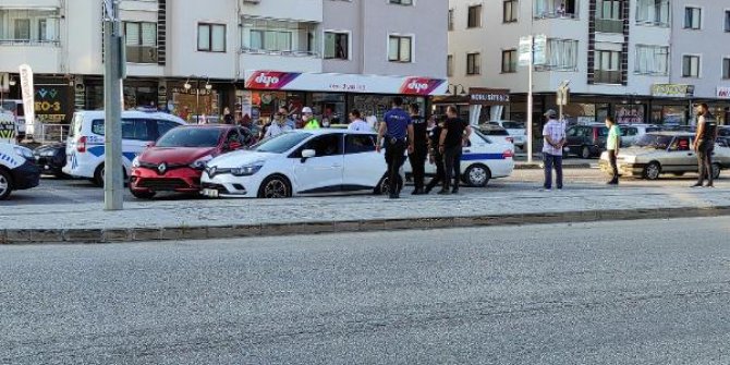 'Dur' ihtarına uymayan otomobil, sivil polis aracına çarptı