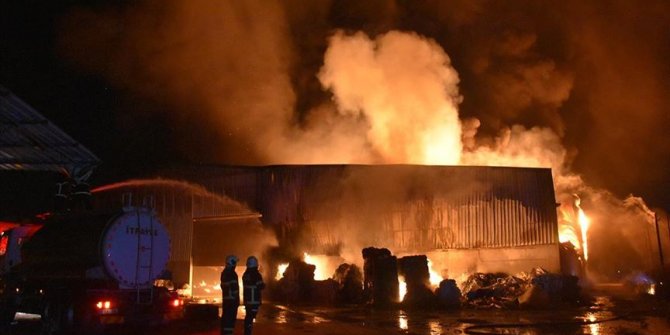 Adana'da geri dönüşüm fabrikasında çıkan yangın söndürüldü