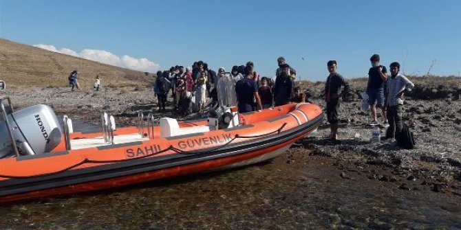 Yunanistan'ın ölüme terk ettiği 25 kaçak göçmen kurtarıldı