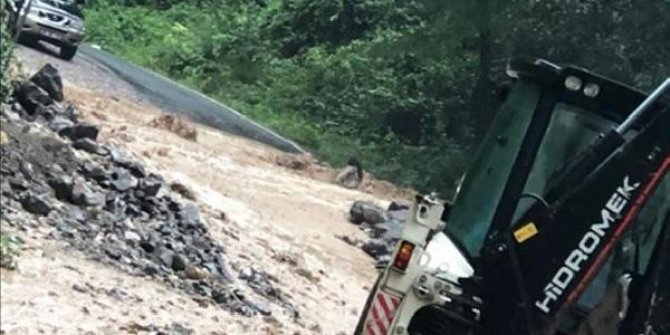 Giresun'da sağanak; sitenin istinat duvarı çöktü