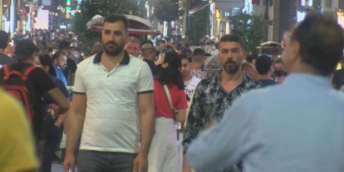 İstiklal Caddesi'nde koronavirüs kuralları yok sayıldı