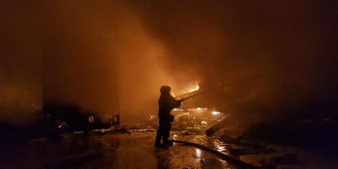 Ankara'da, kargo şirketine ait depoda yangın