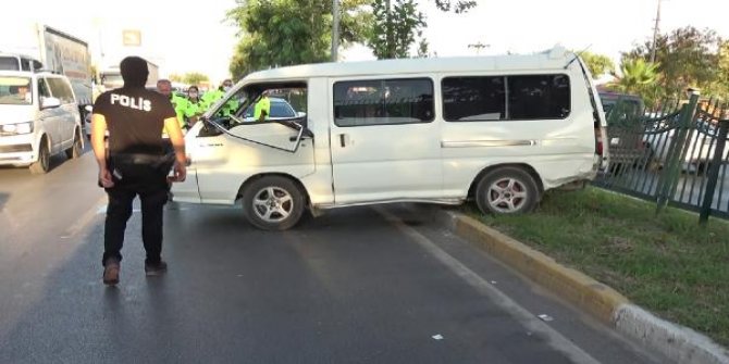 Sürücüsünün uyuduğu iddia edilen minibüs refüje çıktı: 2 yaralı