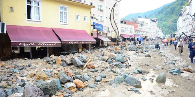 Bakan Pakdemirli: Giresun'daki selde zarar gören yerlerle ilgili temizlik ve tespit çalışmalarımızı yapıyoruz