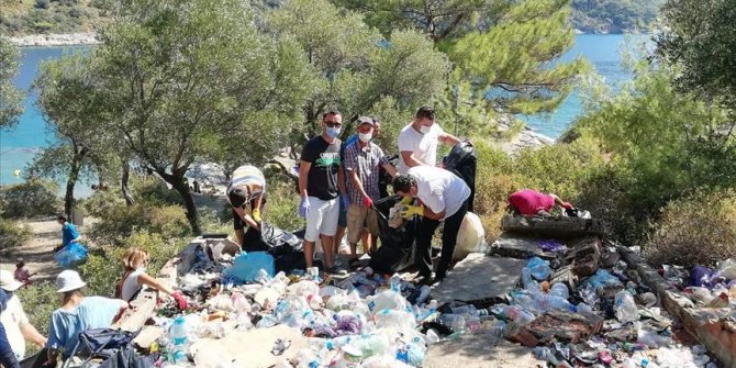 Fethiye'de çevre gönüllüleri bir koyda 4 saatte 2 ton çöp topladı
