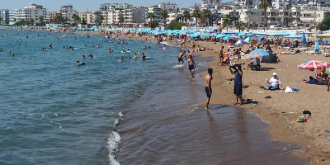 Mersin'de sahillerde hafta sonu yoğunluğu