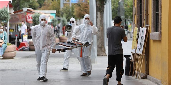 Maske takmayanların önüne sedye ile çıkarak farkındalık oluşturmaya çalıştılar
