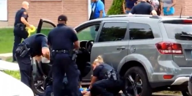 ABD polisi kaldığı yerden devam ediyor: Yine bir siyahi yine orantısız güç