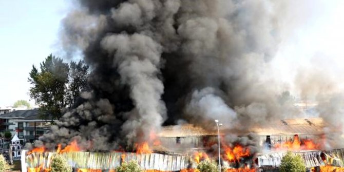 Sakarya'da korkutan yangın: 3 kişi dumandan etkilendi