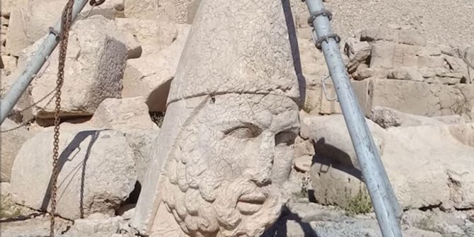 Nemrut Dağı'ndaki 2 bin 60 yıllık heykel devrilmekten kurtarıldı