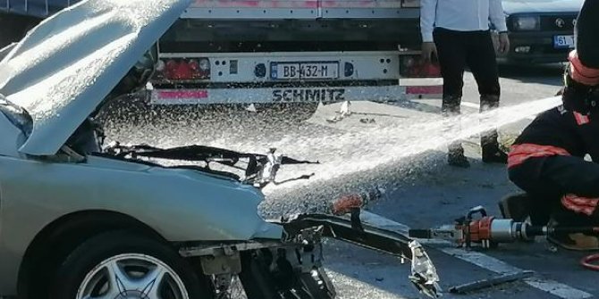 Karşı şeride geçen TIR, otomobile çarptı: 1 ölü