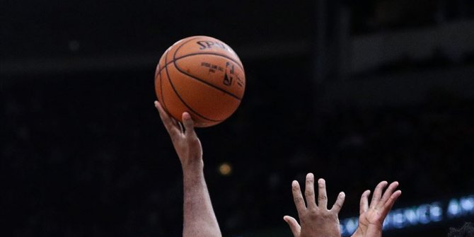 Lakers ve Bucks serilerinde 3-1 öne geçti