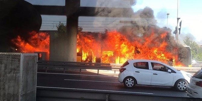 Zeytinburnu'nda metrobüs alev alev yandı