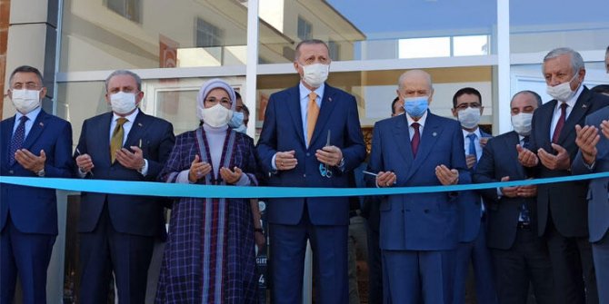 Cumhurbaşkanı Erdoğan Ahlat'ta: Malazgirt Zaferi paylaşımı