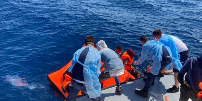 Yunanistan'ın Türk karasularına ittiği 68 kaçak göçmen kurtarıldı