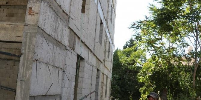 İnşaatın 5'inci katından düşen işçi öldü