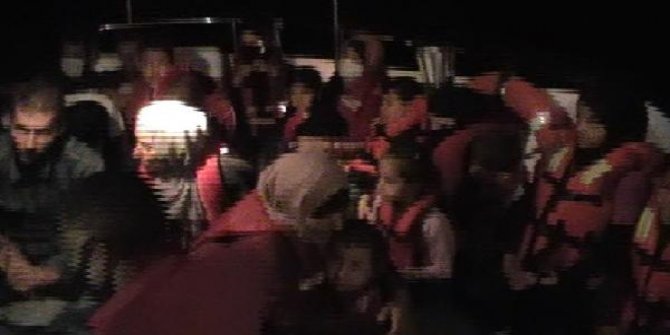 Yunanistan'ın Türk karasularına ittiği 22 kaçak göçmen kurtarıldı