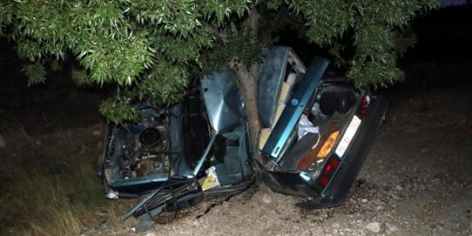 Ağaca çarpıp ikiye katlanan otomobilde sürücü ağır yaralandı
