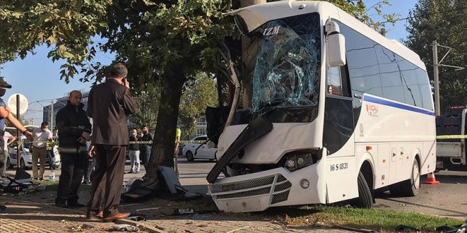 Bursa'da işçileri taşıyan servis aracı elektrik direğine çarptı: 2 ölü, 16 yaralı