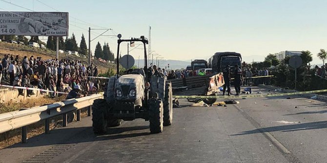 Minibüs, römorkunda tarım işçileri olan traktöre çarptı: 3 ölü, 10 yaralı