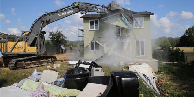 Çatalca'da kaçak yapılar belediye ekiplerince yıkıldı