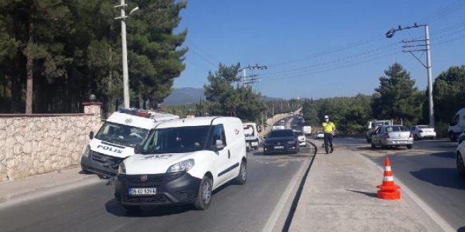 İzmir'de otomobil polis aracına çarptı: 2'si polis 3 yaralı