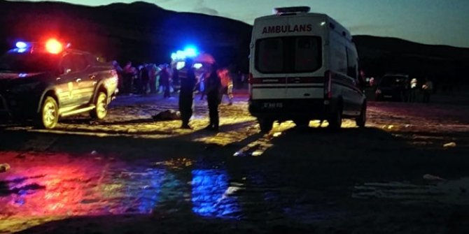 Arkadaşlarıyla göle giren iki kardeş boğuldu