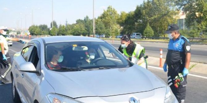 Uşak polisi, maske takan vatandaşlara kırmızı gül dağıttı 