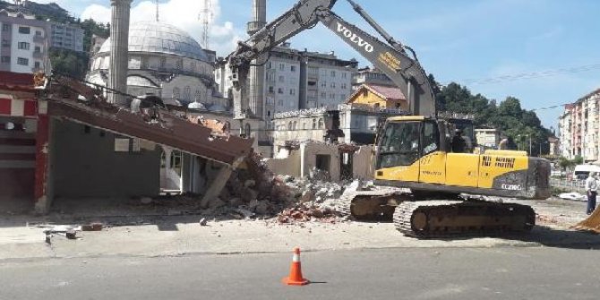 Rize’de dere yatağında bulunan 4 iş yeri yıkıldı
