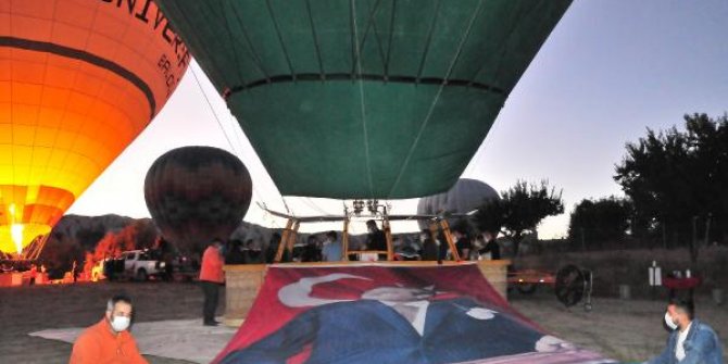 Kapadokya'da sıcak hava balonları Atatürk posteriyle havalandı