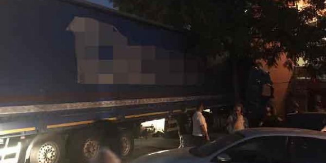 Freni boşalan TIR, iki aracı ezip bahçe duvarına çarparak durdu
